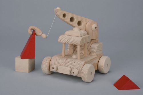 Juguete de madera en forma de camión grúa - MADEheart.com