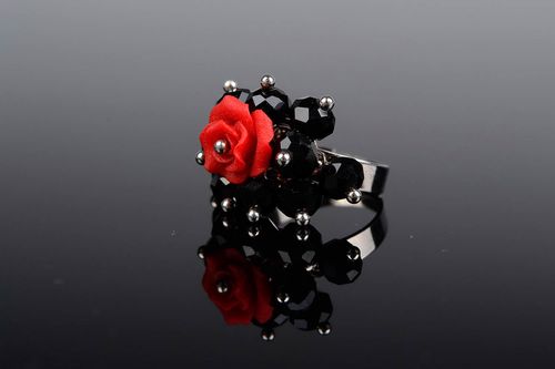 Anel em cores preto-vermelho Flor escarlate - MADEheart.com