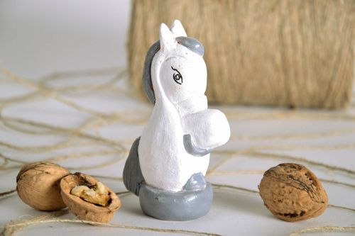 Estatueta decorativa artesanal Cavalo de argila decoração do interior com figuras de cerâmica - MADEheart.com