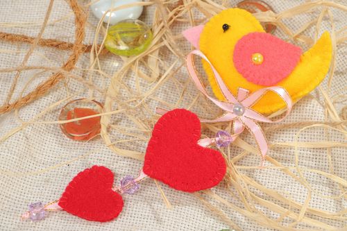 Handmade fridge magnet with pendant made of felt Bird with Hearts home decor - MADEheart.com
