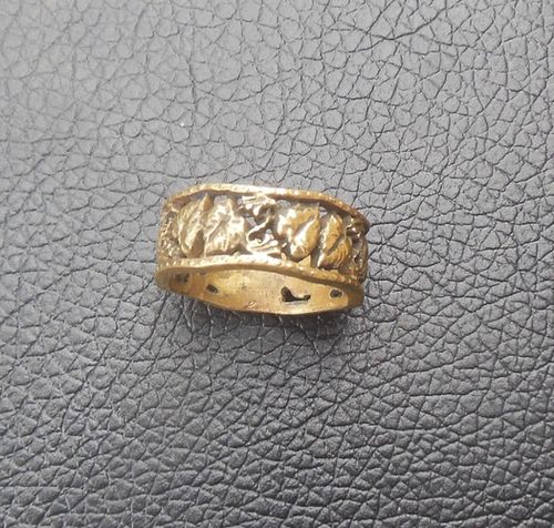 Handgemachter breiter Ring aus Messing mit Pflanz Motiven für Frauen Größe 15.5  - MADEheart.com