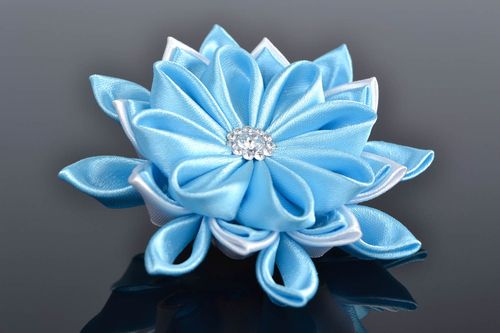 Schönes blaues Haargummi handmade aus Kanzashi Bändern stilvoll prachtvoll - MADEheart.com