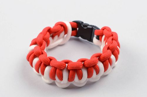 Schmuck für Männer handgefertigt Paracord Armband Designer Accessoire weiß rot - MADEheart.com