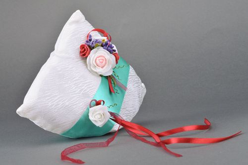 Schönes weißes Ringkissen für Hochzeit aus Atlas mit Blumenund Bändern Handarbeit - MADEheart.com