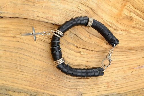 Bracelet en cuir avec croix  - MADEheart.com