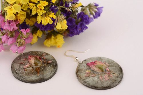 Orecchini con fiori secchi fatti a mano lunghi accessorio originale da donna - MADEheart.com