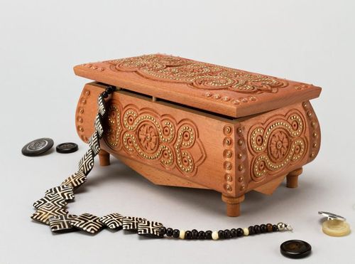 Boîte à bijoux en bois sculpté et incrusté - MADEheart.com