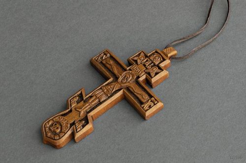 Croix pectorale en bois sculpté - MADEheart.com