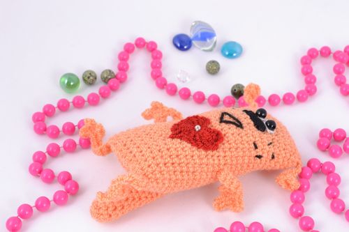 Giocattolo a maglia fatto a mano pupazzo da bambini a forma di gatto rosa - MADEheart.com