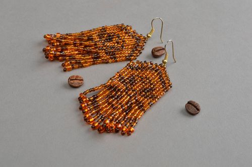 Lange handgemachte Ohrringe aus Glasperlen in warmen Färbungen für Damen - MADEheart.com