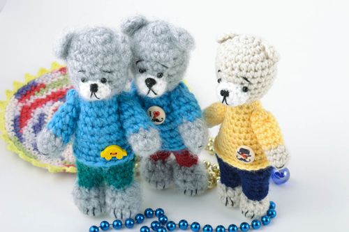 Trois jouets mous Oursons tricotés en laine petits originaux faits main - MADEheart.com