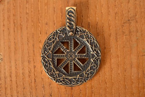 Ciondolo di bronza decorativo fatto a mano pendente etnico amuleto di metallo - MADEheart.com
