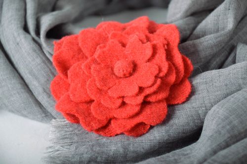 Grande broche fleur en laine faite main - MADEheart.com