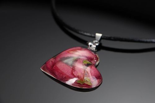 Pingente de resina epoxi com pétalas de rosa - MADEheart.com