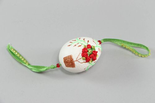 Pingente para a casa na forma de ovo esculpido decorado com fitas bordadas e pintado à mão - MADEheart.com