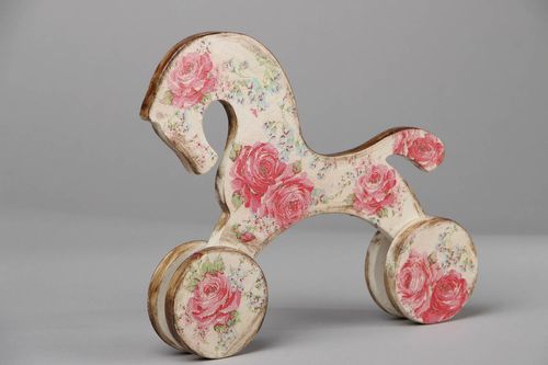 Figurine en bois en forme de cheval avec roues - MADEheart.com