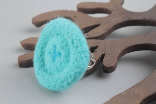 Anel artesanal feito de lã na técnica de feltragem seca na forma de um botão - MADEheart.com