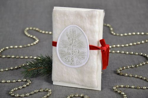 Cartão de Natal handmade feito de papelão de desenho e decorado na técnica de feltragem de lã - MADEheart.com