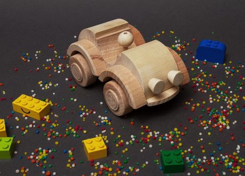 Carro de brinquedo de madeira - MADEheart.com