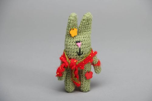 Juguete tejido con forma de conejo - MADEheart.com