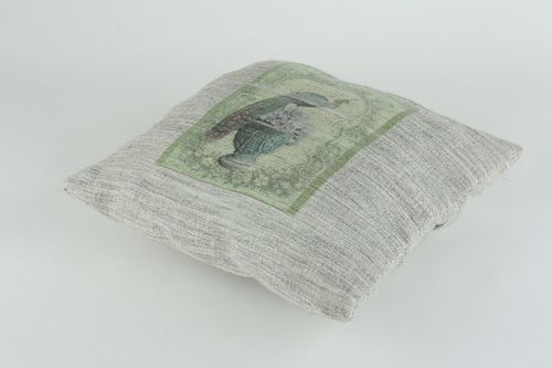 Homemade cushion with zipper - MADEheart.com