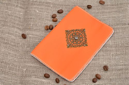 Étui passeport cuir fait main Protège-passeport orange design Accessoire femme - MADEheart.com