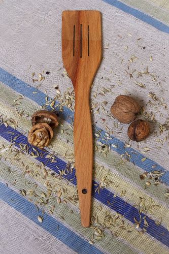 Espátula de madera de cocina con ranuras - MADEheart.com