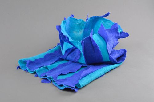 Écharpe en laine naturelle feutrée faite main bleue de design en forme de tube - MADEheart.com