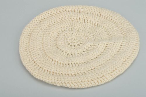 Béret tricoté au crochet en coton blanc fait main accessoire hiver pour femme - MADEheart.com