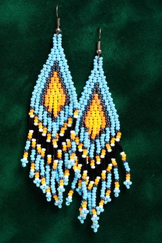 Lange Ohrringe aus Rocailles mit Fransen und Ethno Ornament handmade - MADEheart.com