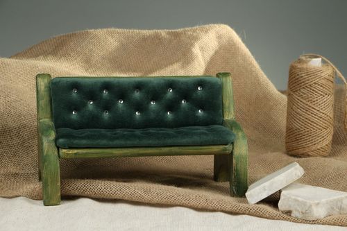 Sofa aus Holz für Puppenhaus - MADEheart.com