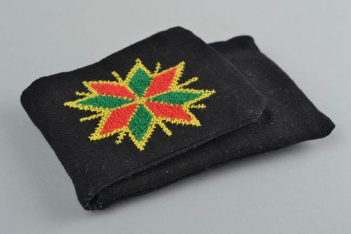 Funda de tela de lino para móviles bordada a punto de cruz artesanal negra - MADEheart.com