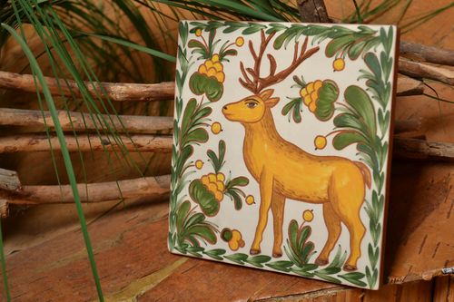 Керамическая плитка расписанная ангобами ручной работы с изображением оленя - MADEheart.com