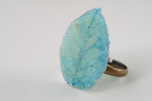 Handmade Ring in Blau mit Blatt im Epoxidharz - MADEheart.com