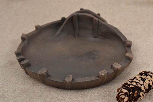 Plato de cerámica negra ahumada artesanal servilletero de arcilla original - MADEheart.com