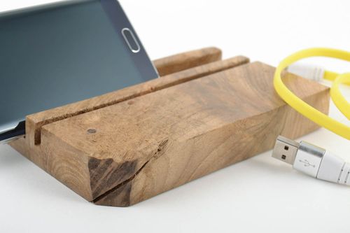 Porte-tablette et téléphone en bois verni fait main écologique original - MADEheart.com