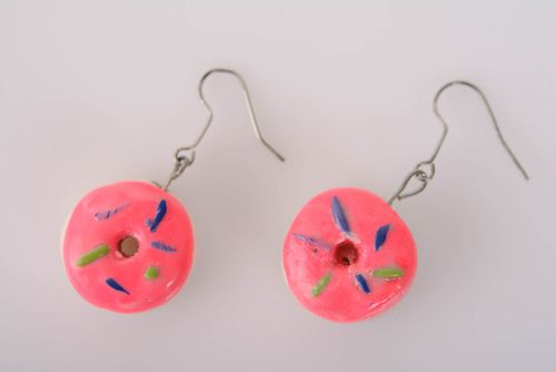 Künstlerische handgemachte rosa Ohrringe aus Polymerton mit Anhängern für Damen - MADEheart.com