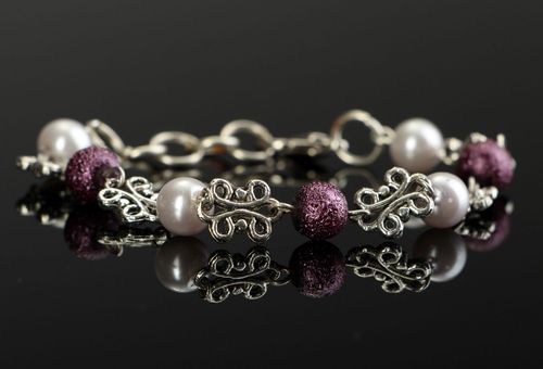 Chain bracelet made ​​of steel and ceramic pearls - MADEheart.com