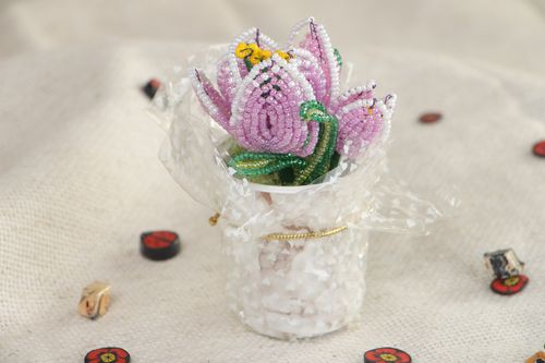 Красивые цветы из китайского бисера сплетенные в виде фиолетовых крокусов - MADEheart.com