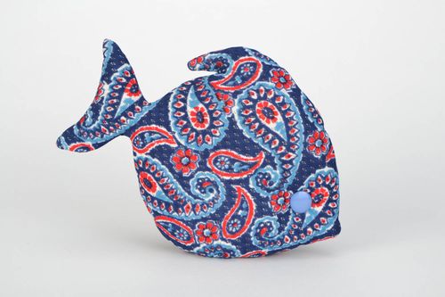 Almohada blanda artesanal con forma de pez azul con ornamento oriental - MADEheart.com