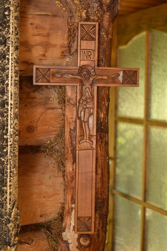 Крест ручной работы резной крест из дерева оберег для дома украшение на стену - MADEheart.com