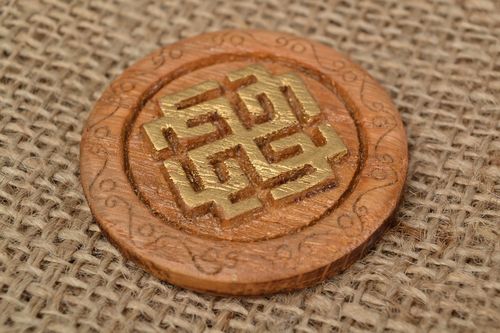 Holz Amulett für Schutz geschnitzt mit Bemalung für Haus handmade mit Symbolik - MADEheart.com