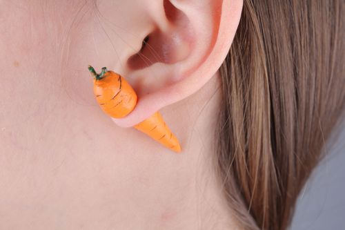 Orecchini finti fatti a mano a forma di carota accessorio originale da donna - MADEheart.com