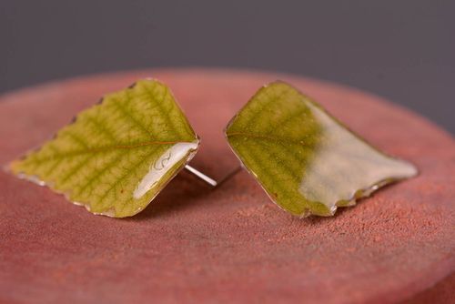 Pendientes hechos a mano de hojas verdes aretes originales bisutería de resina  - MADEheart.com