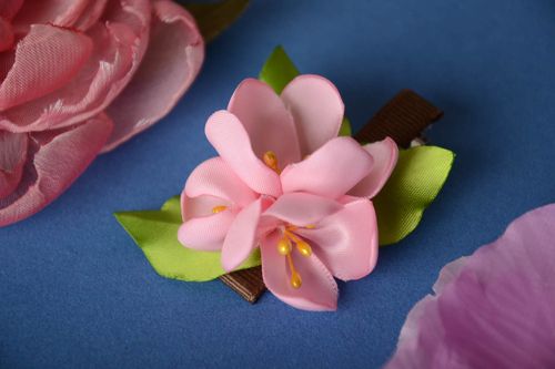 Schöne kleine Haarspange mit Blumen aus Atlas rosa originell Künstler Handarbeit - MADEheart.com