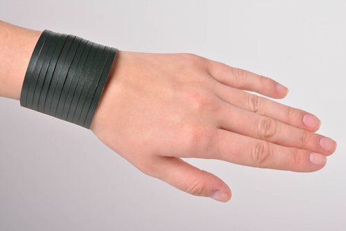 Armband Damen handgeschaffen breites Lederarmband tolles Accessoire für Frauen - MADEheart.com