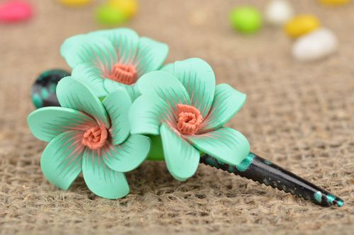 Barrette à cheveux turquoise avec fleurs en pâte polymère faite main design - MADEheart.com