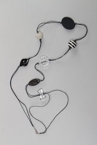 Collier en perles plastiques fait main noir et blanc bijou original pour femme - MADEheart.com