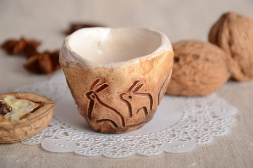 Copa de arcilla con ornamentos hecha a mano y cubierta con esmalte  - MADEheart.com