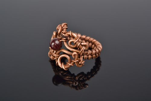 Ring aus Kupfer mit Granat - MADEheart.com